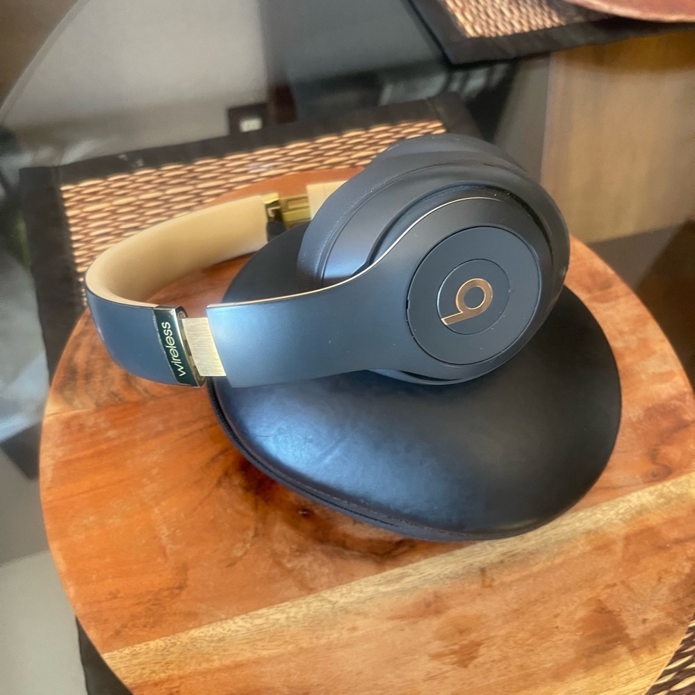 Beats Studio 3 Wireless Headphones - Picture 4 of 8